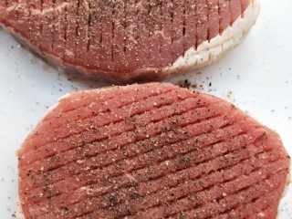 6、牛运亨通温馨家庭煎牛排,现磨黑胡椒碎，依旧是两面。