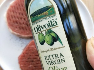 7、牛运亨通温馨家庭煎牛排,准备橄榄油。