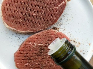 8、牛运亨通温馨家庭煎牛排,两面涂抹均匀。