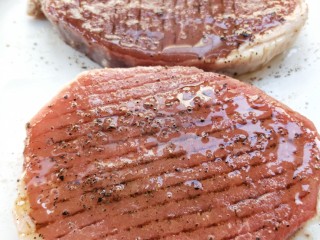 9、牛运亨通温馨家庭煎牛排,静置一小时。