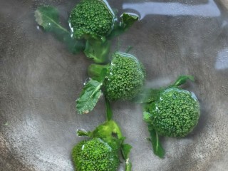 10、牛运亨通温馨家庭煎牛排,锅中水烧开，放盐，放几朵西蓝花，焯烫一下捞出沥干。