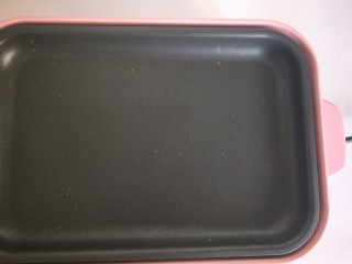 13、牛运亨通温馨家庭煎牛排,准备煎锅，烧热。