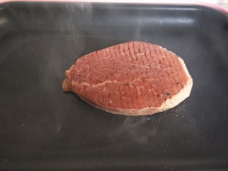 14、牛运亨通温馨家庭煎牛排,放牛排，煎2分钟。