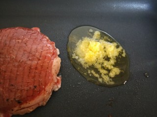 15、牛运亨通温馨家庭煎牛排,放黄油。