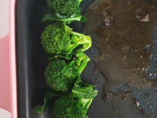 16、牛运亨通温馨家庭煎牛排,锅边可以摆上西蓝花吸收一点黄油。