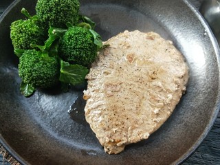 17、牛运亨通温馨家庭煎牛排,煎好的牛排和西蓝花都放烤热的餐盘中，静置五分钟，待肉汁流出来就可以享受了。