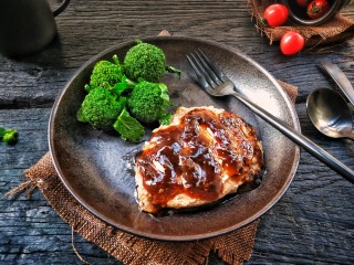 18、牛运亨通温馨家庭煎牛排,淋上黑胡椒汁，切小块享受幸福时光吧！