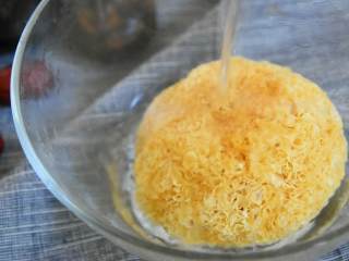 1、银耳马蹄羹—滋补润肺，适合所有年龄层的糖水,银耳提前泡发，去根撕成小朵备用。