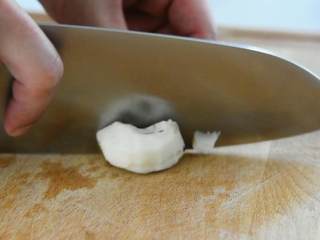 2、银耳马蹄羹—滋补润肺，适合所有年龄层的糖水,马蹄洗净去皮，对半切开。