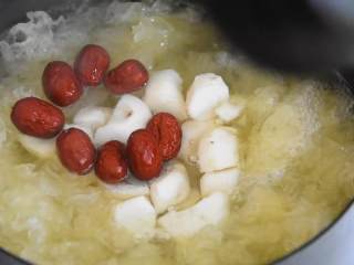 4、银耳马蹄羹—滋补润肺，适合所有年龄层的糖水,加入马蹄、红枣，继续小火炖15分钟。