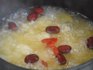 5、银耳马蹄羹—滋补润肺，适合所有年龄层的糖水,撒上枸杞，即可。