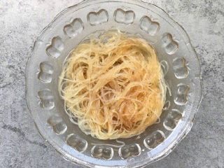 1、蒜蓉粉丝蒸虾,粉丝提前用水泡软洗净后，控干水分，并加入一勺蚝油拌匀后装盘备用