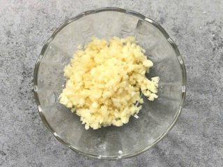 2、蒜蓉粉丝蒸虾,取一个蒜头，去皮切净后拍碎切末