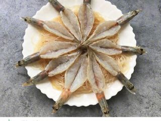5、蒜蓉粉丝蒸虾,摆盘，如图把虾背部朝上放在粉丝上