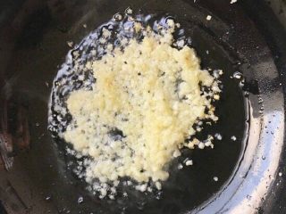 6、蒜蓉粉丝蒸虾,起锅热油，中小火倒入蒜末爆香