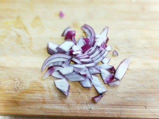 2、#一碗面#咖喱乌冬面,洋葱去皮切丁。