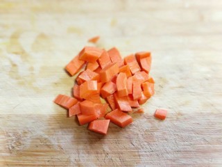 3、#一碗面#咖喱乌冬面,胡萝卜去皮洗干净切丁。