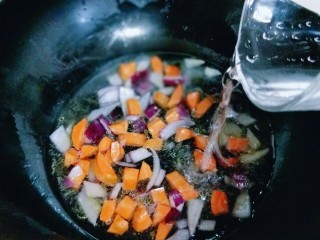 8、#一碗面#咖喱乌冬面,加入清水。我加了2碗水,可以根据个人喜欢增减水量。