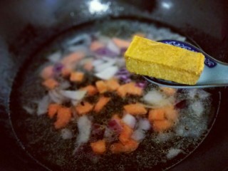 9、#一碗面#咖喱乌冬面,加入咖喱块。