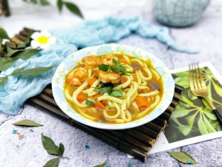 15、#一碗面#咖喱乌冬面,盛出,放上洗干净切好的香菜。