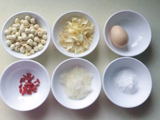 1、芙蓉莲子百合羹,准备好所有食材