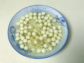 2、芙蓉莲子百合羹,百合干和莲子干净泡一晚