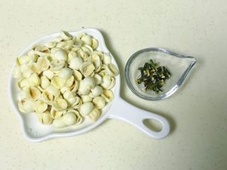 3、芙蓉莲子百合羹,怕苦的可以把莲心取出