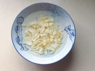 4、芙蓉莲子百合羹,浸泡好的百合干