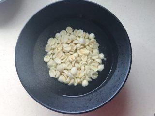 5、芙蓉莲子百合羹,浸泡后的莲子