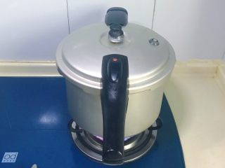 6、芙蓉莲子百合羹,把莲子百合倒入高压锅，加入适量清水煮熟