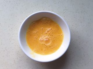 7、芙蓉莲子百合羹,鸡蛋打散备用