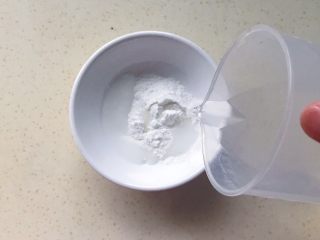 8、芙蓉莲子百合羹,淀粉加水搅拌均匀