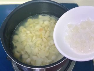 9、芙蓉莲子百合羹,煮好的莲子百合连同汤水倒到小锅里，加入冰糖