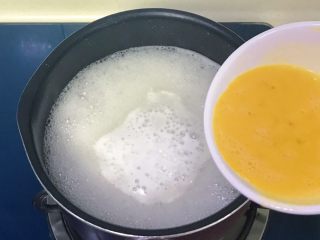 10、芙蓉莲子百合羹,倒入蛋液拌匀