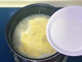 11、芙蓉莲子百合羹,倒入水淀粉勾芡