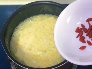 12、芙蓉莲子百合羹,最后倒入枸杞拌匀即可