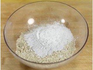 1、happy moon手工烘培坊的马卡龙,将杏仁粉和糖分过筛搅匀