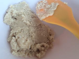 2、happy moon手工烘培坊的马卡龙,加入蛋白搅拌至不见干粉即可