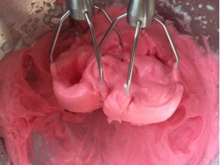 3、happy moon手工烘培坊的马卡龙,将蛋白霜部分的27.5克打发到湿性发泡接近干性发泡。