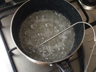 4、happy moon手工烘培坊的马卡龙,将18.75克水和75克糖放入锅中,中小火加热到116-121度之间。