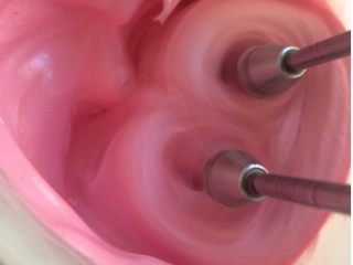 5、happy moon手工烘培坊的马卡龙,将加热好的糖水分多次加入蛋白中,一点一点加入打发到蛋白柔软有尖钩的状态