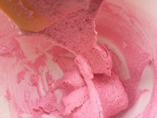 6、happy moon手工烘培坊的马卡龙,打发好的蛋白霜取三分之一加入搅拌,“J”字形状搅拌,次数控制20次左右,即捞起来让面糊飘带状落下就OK了,放入裱花袋,挤在烤盘上,挤完震几下烤盘震出气泡。