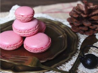 7、happy moon手工烘培坊的马卡龙,放置结皮,用手按下去能不粘手为佳。结皮后送入烤箱,160度,13分钟。晾干后取入饼身,夹馅~~