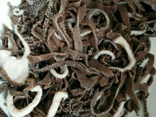 1、家常毛血旺,牛百叶切丝焯水洗净。