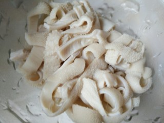 3、家常毛血旺,羊肚切丝焯水洗净。提前焯水洗净去掉味道。焯水时可以加点料酒。