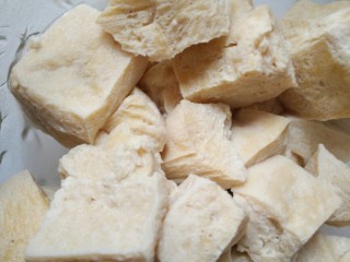 4、家常毛血旺,冻豆腐化开，或者焯水煮开。