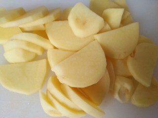 7、家常毛血旺,土豆去皮切片