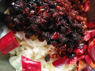 8、家常毛血旺,准备葱姜蒜切碎，油辣子，干辣椒，和老干妈香辣豆豉，我还加了香辣王油辣椒。喜欢郫县豆瓣酱的可以用，我不太喜欢郫县豆瓣酱的味道。