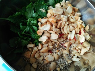 9、家常毛血旺,香菜切碎，花生切碎，芝麻倒碗里。