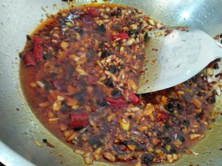 10、家常毛血旺,锅加豆油麻油盐，下葱姜蒜和各种辣椒爆香。